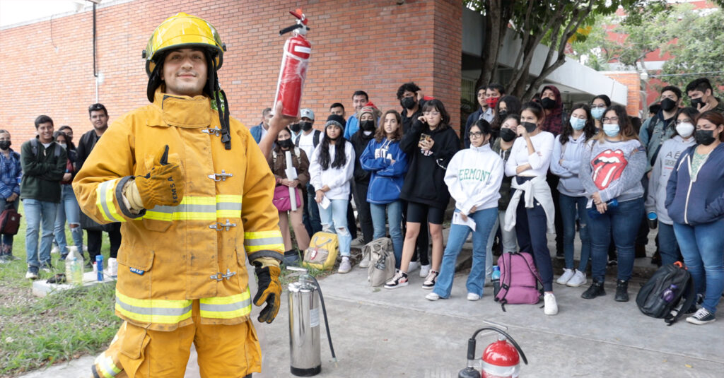 Alumnos FADU realizan práctica contra incendio