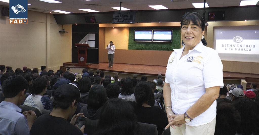 Reunión de tutoría grupal para alumnos de nuevo ingreso